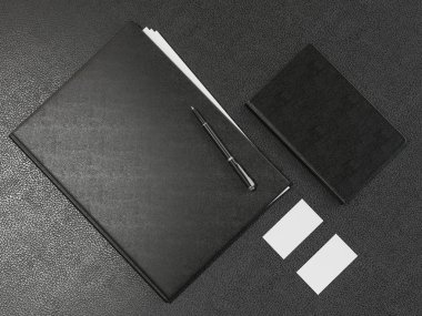 Klasör ve ofis malzemeleri üzerinde kahverengi deri