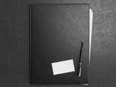 Klasör ve ofis malzemeleri üzerinde kahverengi deri