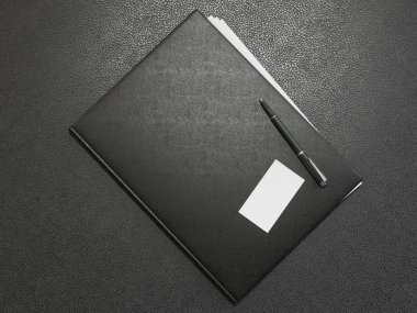 Klasör ve ofis malzemeleri üzerinde kahverengi deri