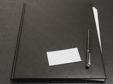 Klasör ve ofis malzemeleri üzerinde kahverengi deri