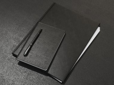 Klasör ve ofis malzemeleri üzerinde kahverengi deri
