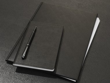 Klasör ve ofis malzemeleri üzerinde kahverengi deri