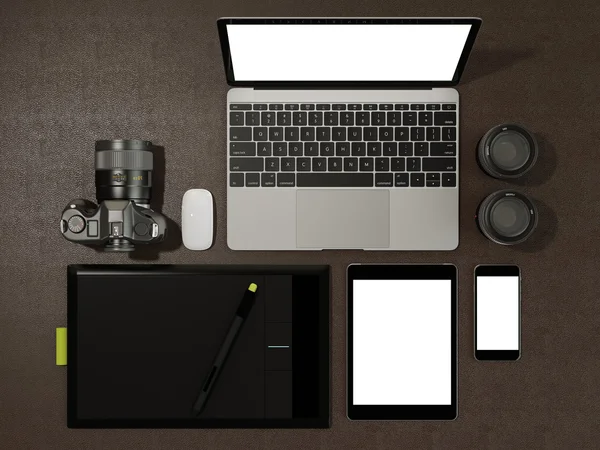 Дизайнерские аксессуары и устройства на коричневом кожаном фоне — стоковое фото