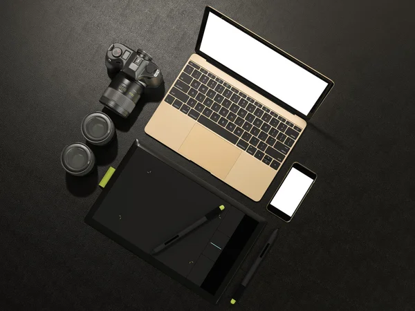 Дизайнерские аксессуары и устройства на черном кожаном фоне — стоковое фото