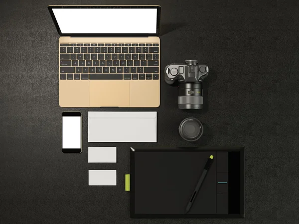 Designer acessórios e gadgets em fundo de couro preto — Fotografia de Stock