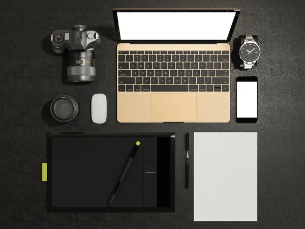 Designer acessórios e gadgets em fundo de couro preto — Fotografia de Stock