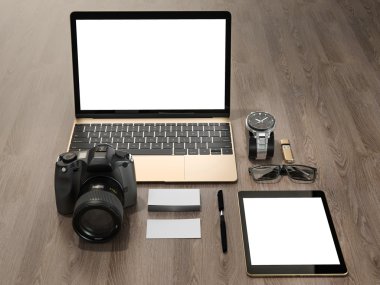 Tasarımcı aksesuarları ve Gadget'ları ahşap arka plan üzerinde