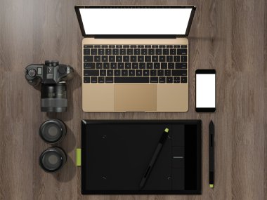 Tasarımcı aksesuarları ve Gadget'ları ahşap arka plan üzerinde