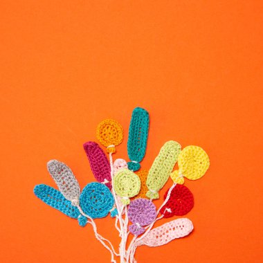 Çocuk, örgü, turuncu arka plan