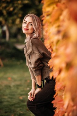 Mutlu genç kız, mavi gözler, muhteşem gülümseme