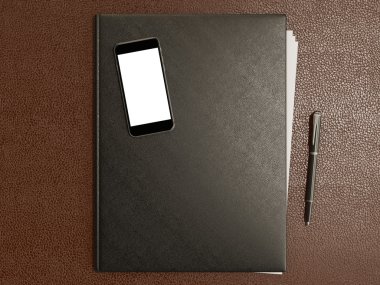 Klasör ve ofis malzemeleri üzerinde kahverengi deri