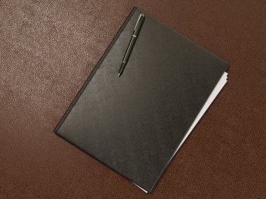 Klasör ve ofis malzemeleri üzerinde kahverengi deri