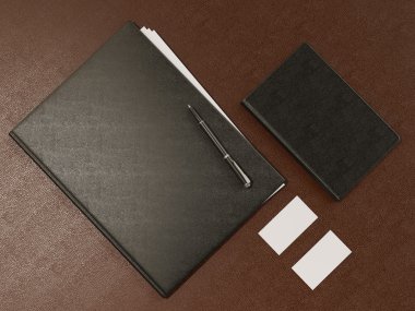 Klasör ve ofis malzemeleri üzerinde kahverengi deri