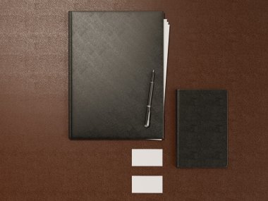 Klasör ve ofis malzemeleri üzerinde kahverengi deri