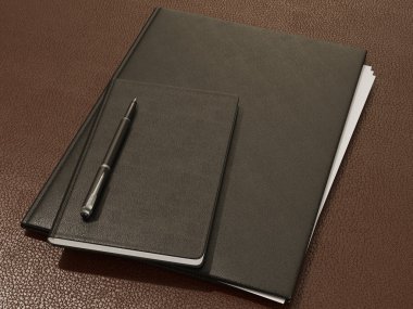 Klasör ve ofis malzemeleri üzerinde kahverengi deri