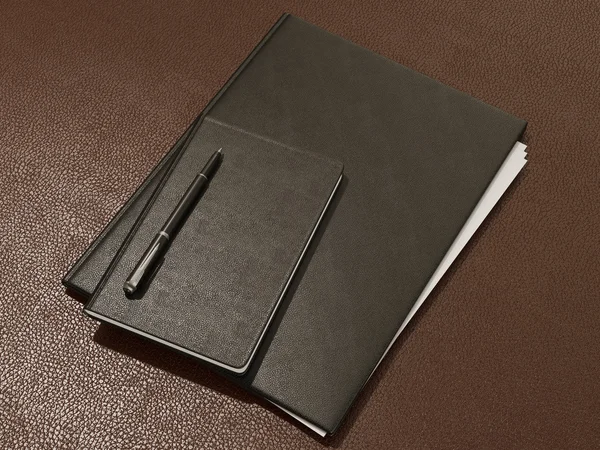 Folder și consumabile de birou pe piele maro — Fotografie, imagine de stoc