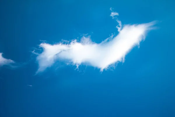 Klar Blå Himmel Med Ett Hjärtformat Moln Bleknar Bort — Stockfoto