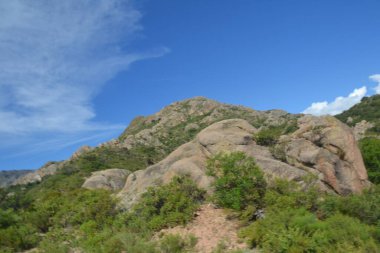 Los cielos azules descienden a las montaas. 