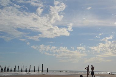 Los cielos azules descienden a las montaas. 