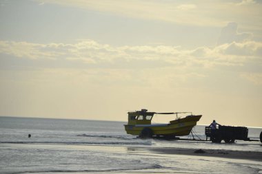 Los cielos azules descienden a las montaas. 