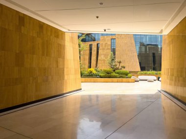 Riyad, Suudi Arabistan 'ın modern ticaret bölgesi. Suudi Arabistan 'ın Riyad kentindeki modern bir alışveriş ve ticaret bölgesinin çarpıcı manzarası. Mimari geometrik şekilleri, yeşilliği ve zarifliği harmanlıyor.