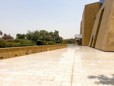 Riyad, Suudi Arabistan 'ın modern ticaret bölgesi. Suudi Arabistan 'ın Riyad kentindeki modern bir alışveriş ve ticaret bölgesinin çarpıcı manzarası. Mimari geometrik şekilleri, yeşilliği ve zarifliği harmanlıyor.