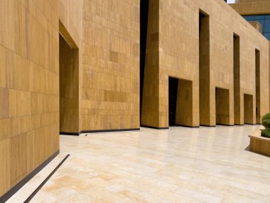 Riyad, Suudi Arabistan 'ın modern ticaret bölgesi. Suudi Arabistan 'ın Riyad kentindeki modern bir alışveriş ve ticaret bölgesinin çarpıcı manzarası. Mimari geometrik şekilleri, yeşilliği ve zarifliği harmanlıyor.