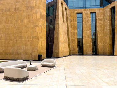 Riyad, Suudi Arabistan 'ın modern ticaret bölgesi. Suudi Arabistan 'ın Riyad kentindeki modern bir alışveriş ve ticaret bölgesinin çarpıcı manzarası. Mimari geometrik şekilleri, yeşilliği ve zarifliği harmanlıyor.