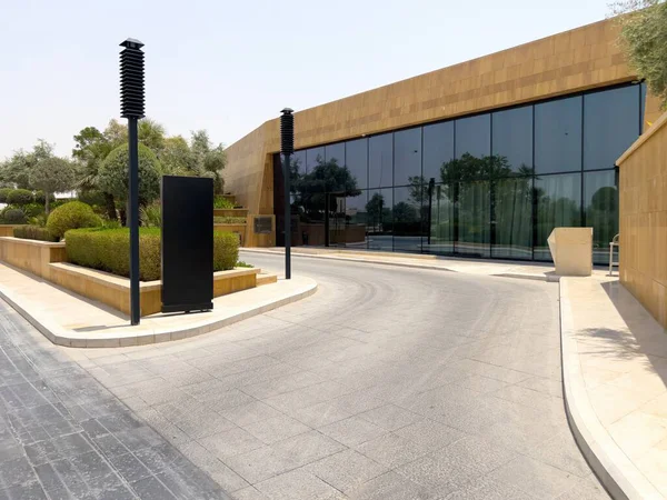 Riyad, Suudi Arabistan 'ın modern ticaret bölgesi. Suudi Arabistan 'ın Riyad kentindeki modern bir alışveriş ve ticaret bölgesinin çarpıcı manzarası. Mimari geometrik şekilleri, yeşilliği ve zarifliği harmanlıyor.