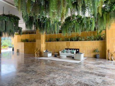 Riyad, Suudi Arabistan 'ın modern ticaret bölgesi. Suudi Arabistan 'ın Riyad kentindeki modern bir alışveriş ve ticaret bölgesinin çarpıcı manzarası. Mimari geometrik şekilleri, yeşilliği ve zarifliği harmanlıyor.