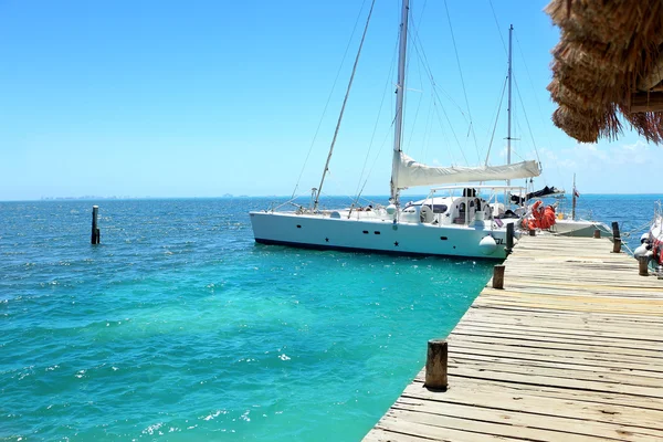 Catamarán y estrecho muelle de madera — Foto de Stock