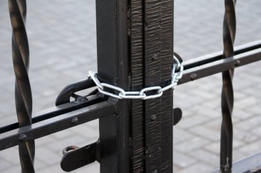 Demir kapı zincirle kapandı.