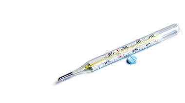 Vücut ısısını ve tableti ölçmek için cıva termometresi. Hastalıkların teşhisi ve tedavisi. Boş boşluk.