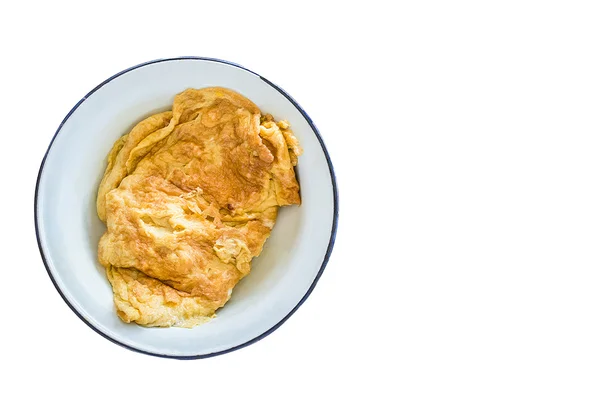 Vaječná omeleta v keramice. Izolované na bílém pozadí s c — Stock fotografie
