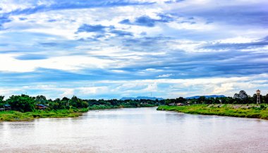 Nehir, dağ ve bulutlar ile yaz manzara