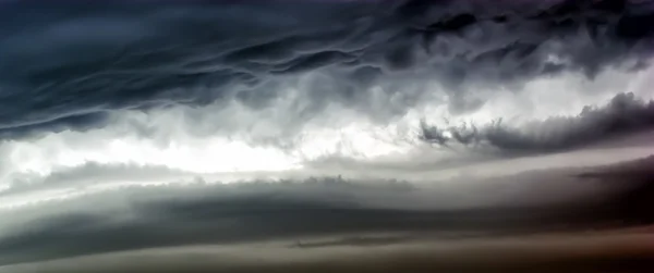 Fluffigt moln på himlen, dramatiska molnig himmel bakgrund — Stockfoto