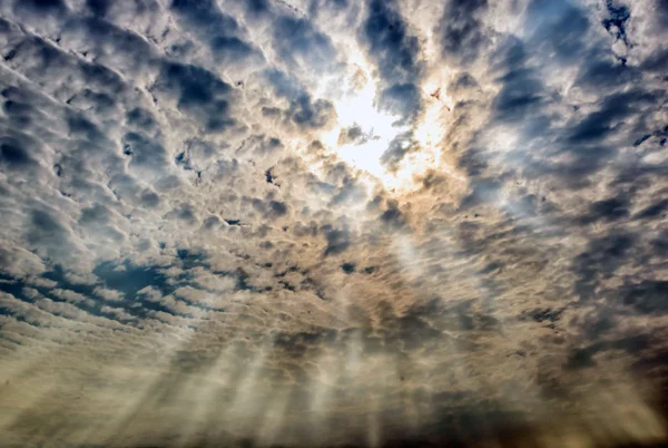 Nube esponjosa en el cielo, dramático cielo nublado fondo —  Fotos de Stock