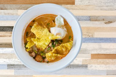 Kase sebze ve ahşap ba yumuşak haşlanmış yumurta ile erişte