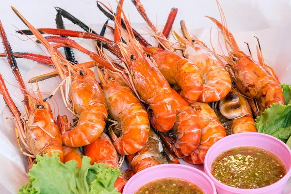 Räkor grillade och sås fisk och skaldjur — Stockfoto