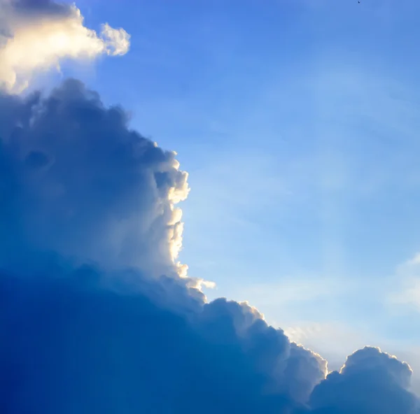 Nube esponjosa en el cielo, dramático cielo nublado fondo —  Fotos de Stock