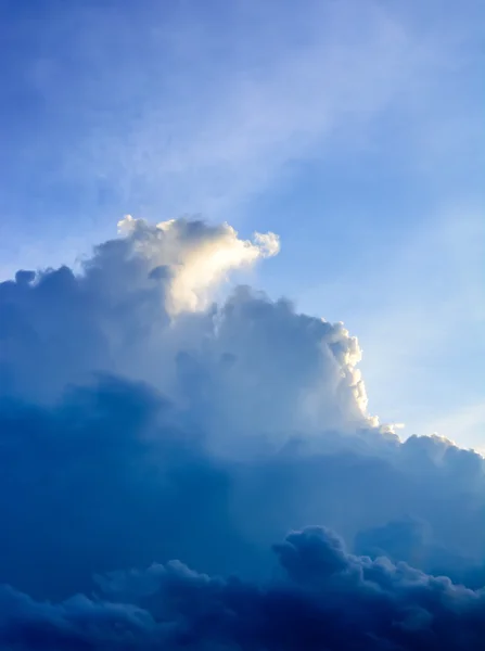 Nube esponjosa en el cielo, dramático cielo nublado fondo —  Fotos de Stock