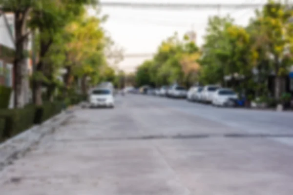 Arka plan kullanımı için köydeki yol ve evin bulanık görüntüsü