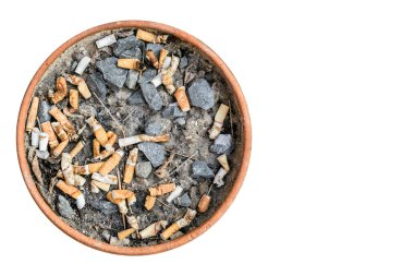 Terra cotta ile yapılan sigara kül tablası. Beyaz arkasında izole