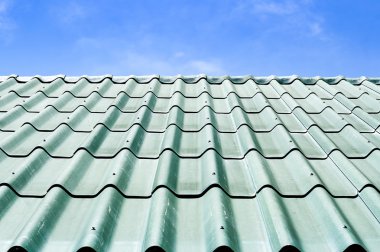 Yeşil kiremit çatı ev mavi gökyüzü ile