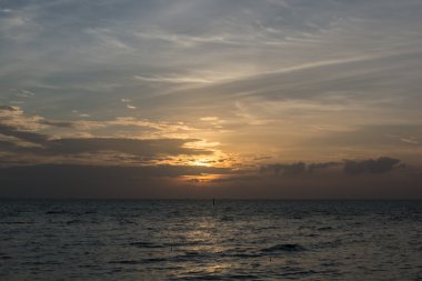 Deniz ve alacakaranlık gökyüzü
