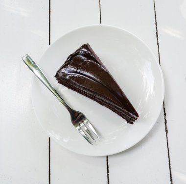 pastel de chocolate sobre fondo de madera