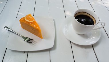 Ahşap arka plan üzerinde kahve ve portakal marmelat pasta