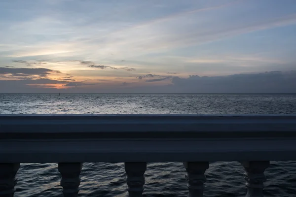 Balcón cerca del mar bajo el cielo Crepúsculo —  Fotos de Stock