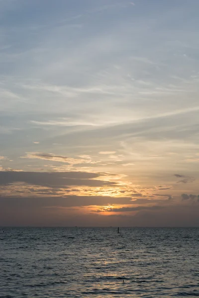 Mar y crepúsculo cielo — Foto de Stock