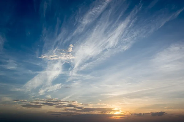 Zonsondergang hemel en bewolking. — Stockfoto